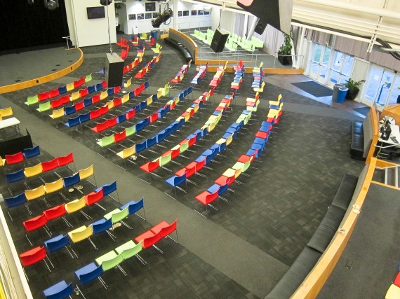 Разноцветный конференц-зал Google